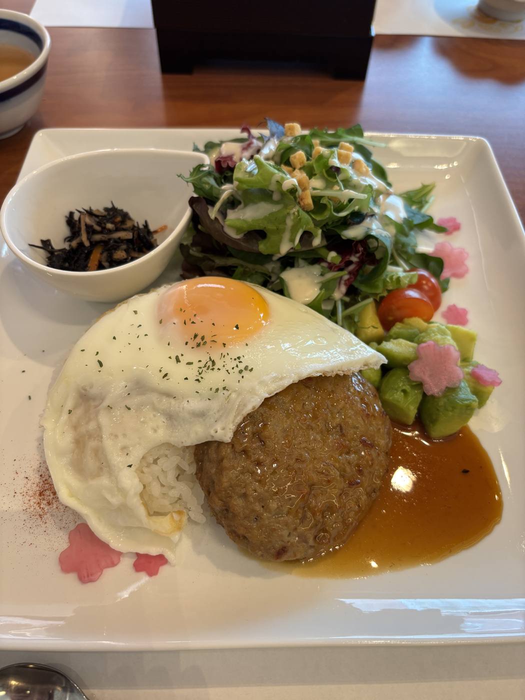 花幸レストランのレディースロコモコセット(ハンバーグと目玉焼きのロコモコ、サラダ・アボカド添え)