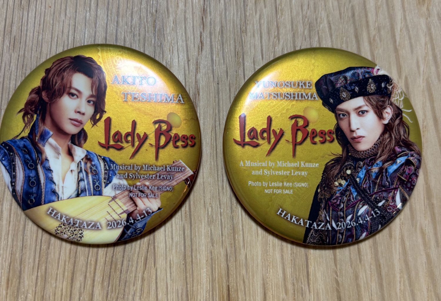 ミュージカル レイディ・ベス博多座公演の来場特典の缶バッジ2つ(左:手島章斗さん/右:松島勇之介さん)