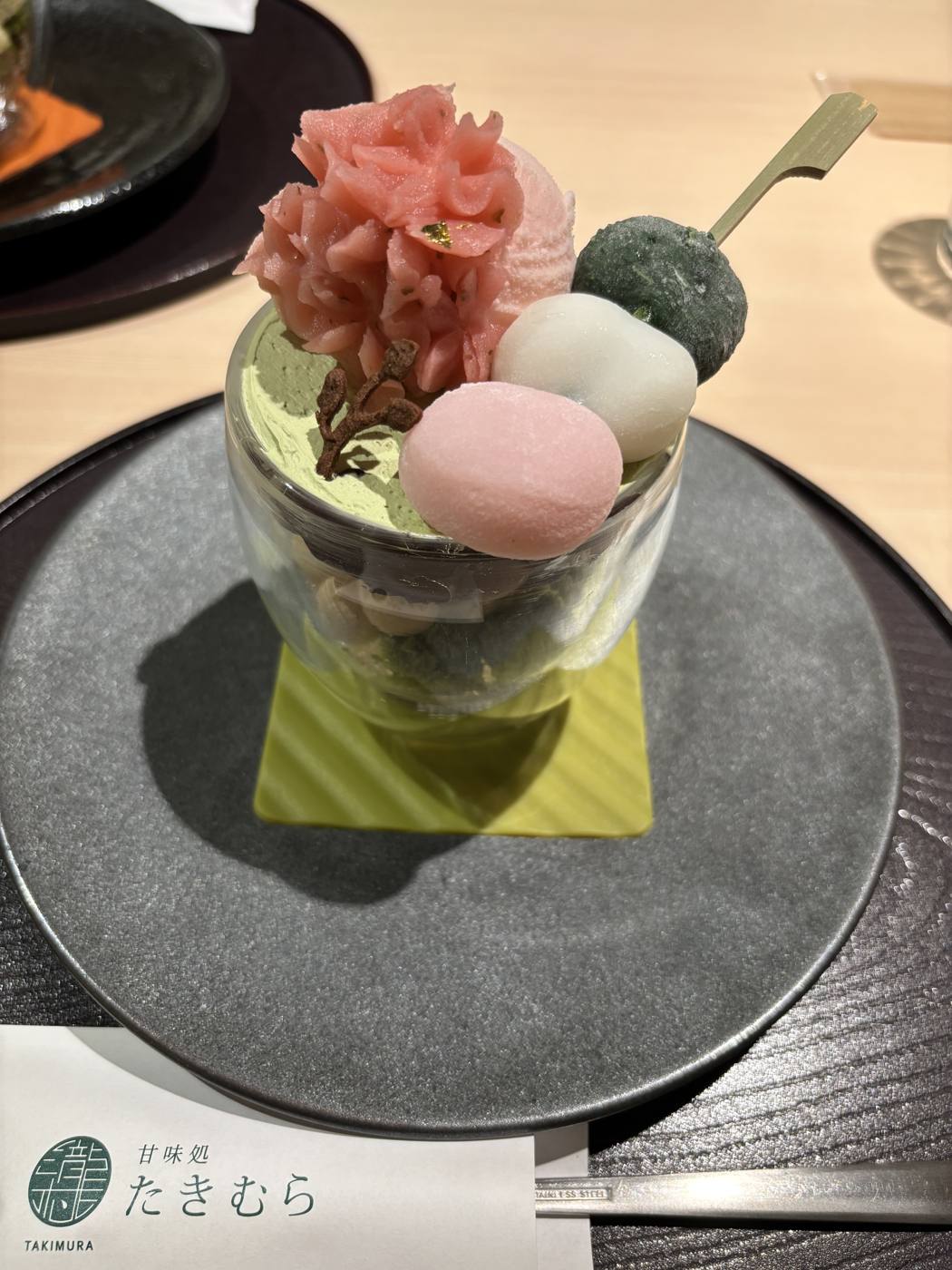 甘味処たきむらの季節限定・桜パフェ(抹茶ベースに三色団子と桜餅)