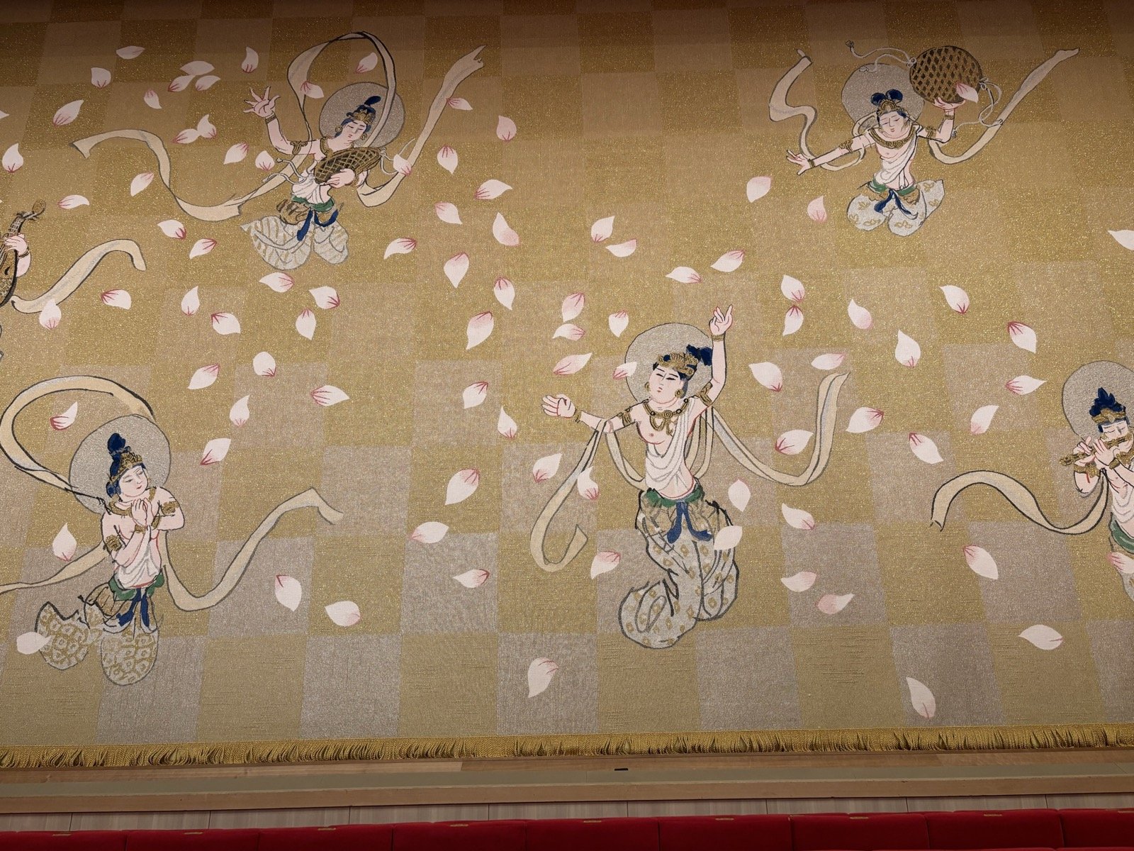 御園座の緞帳。金地に桜と天女が描かれている